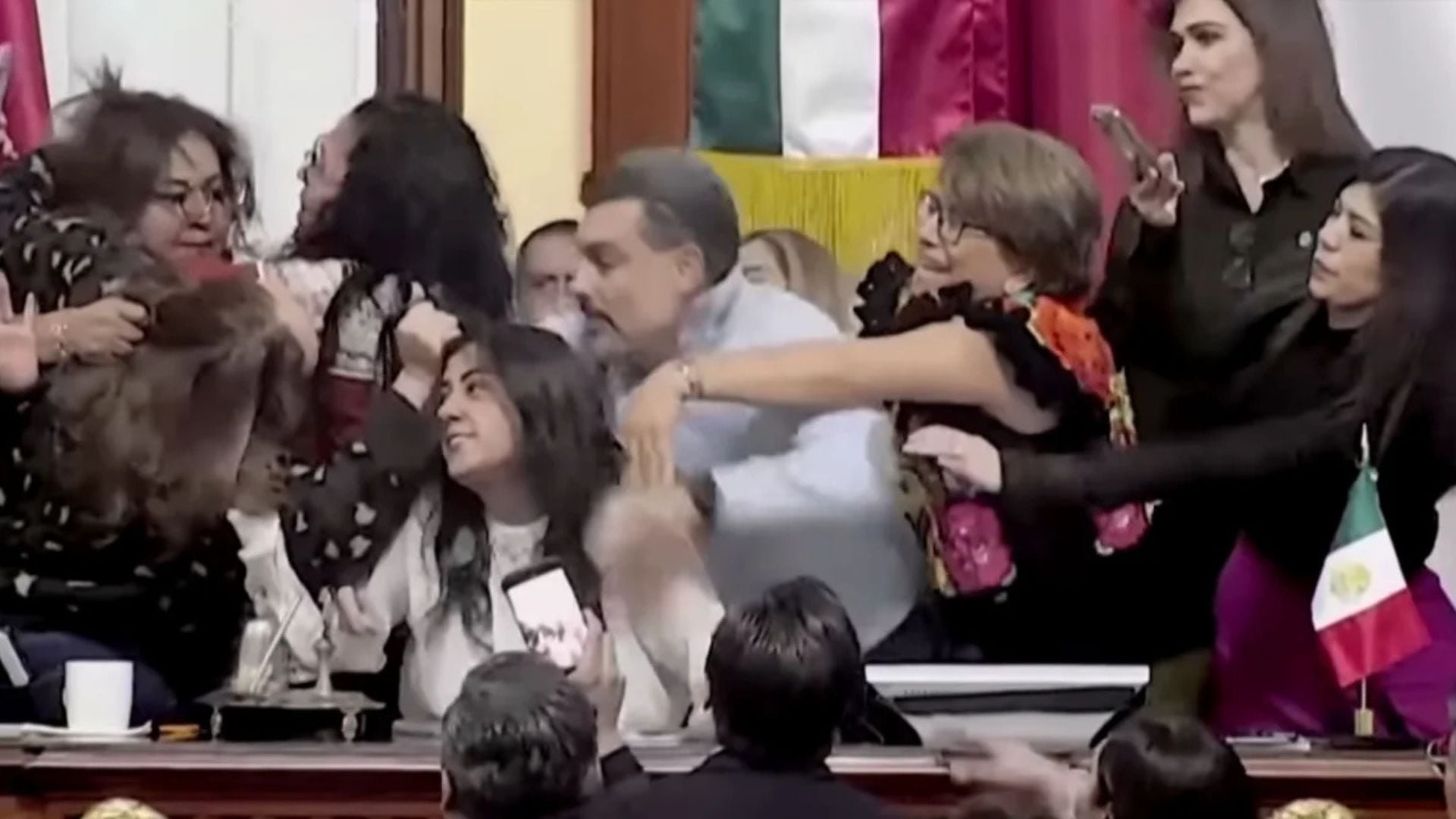 VIDEO  Kaos në kongresin e kryeqytetit meksikan  shtyrje dhe kapje nga flokët mes ligjvënësve të opozitës dhe mazhorancës