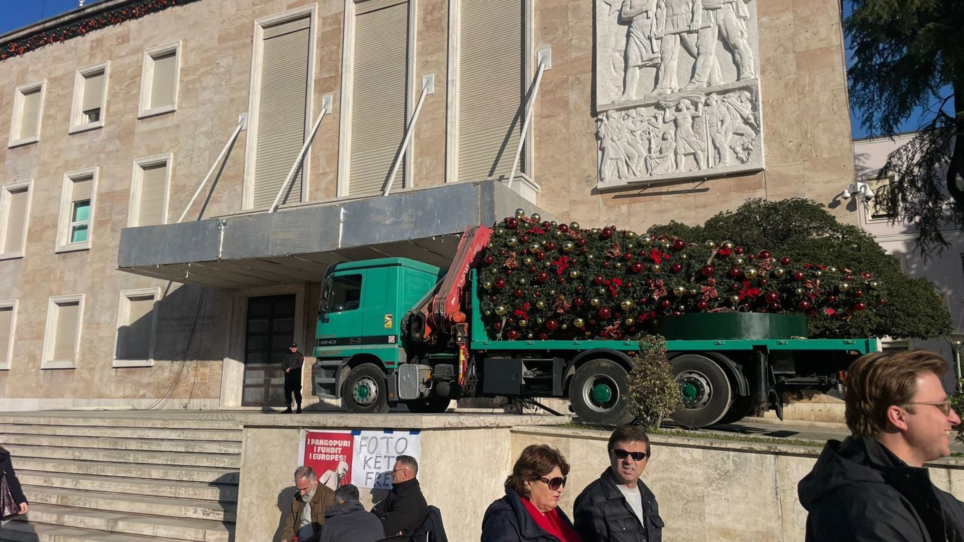 Protesta e PD së në orën 18 00  hiqet pema e Krishtlindjeve para Kryeministrisë