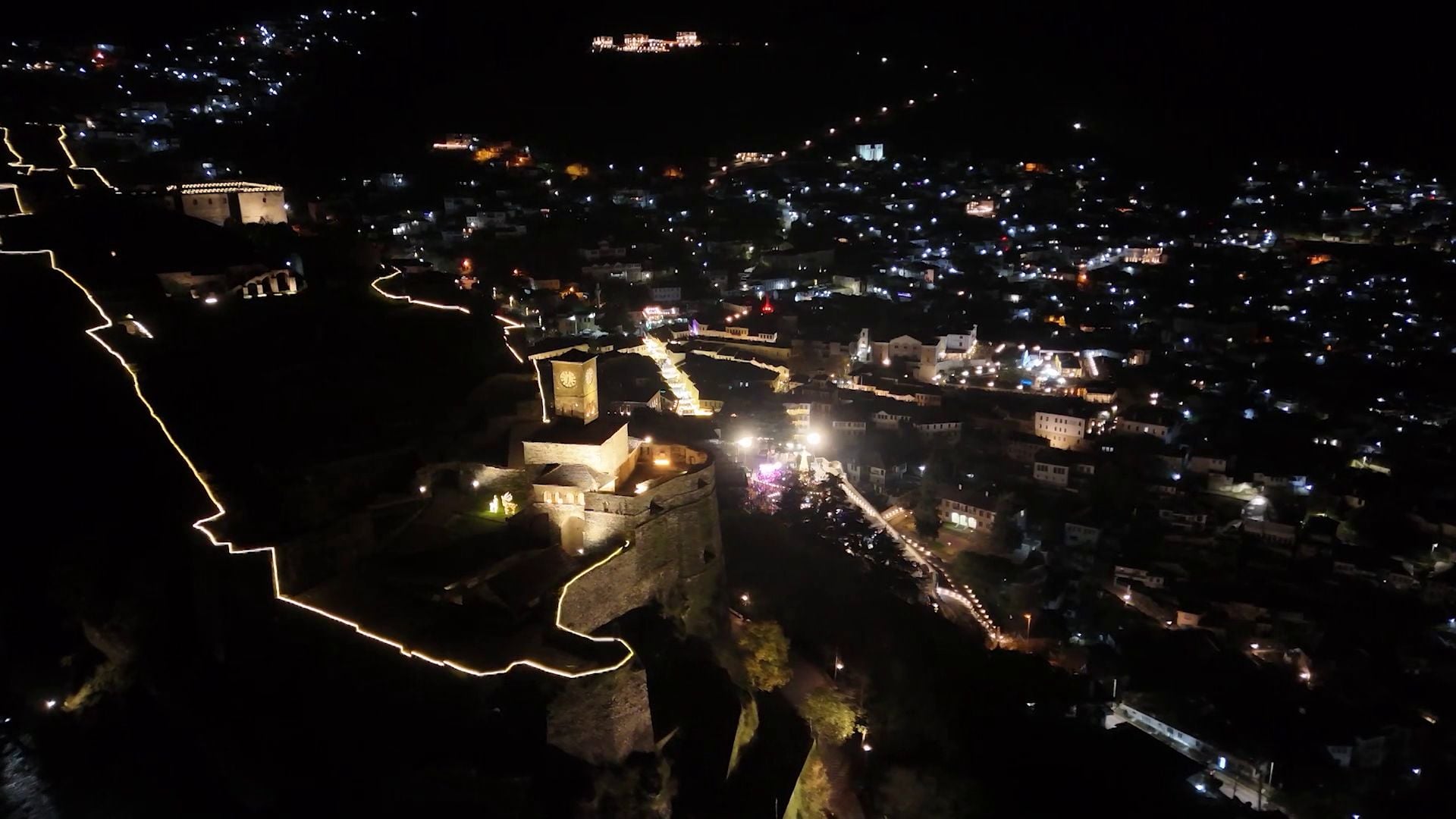 festat-gjallerojne-gjirokastren-me-se-shumti-ambientet-festive-te-qytetit-vizitohen-nga-turistet-e-huaj