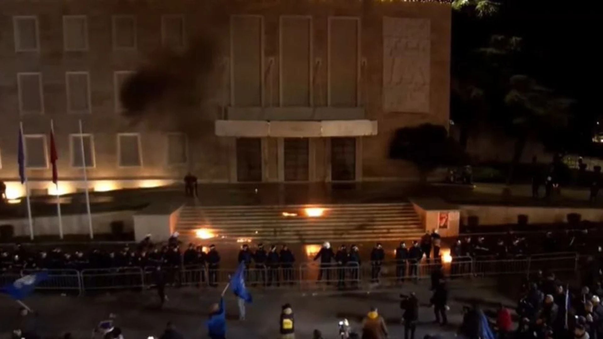 Protesta e opozitës  Hodhën molotovë drejt Kryeministrisë dhe kundërshtuan efektivët e policisë  arrestohen 4 qytetarë  procedohen 7 të tjerë