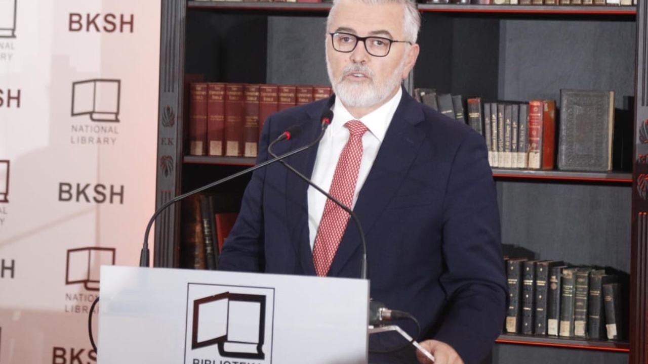 nga-libri-i-ndaluar-te-gjuha-qe-flet-me-zotin-nje-udhetim-personal-neper-koleksionin-e-biblave-ne-biblioteken-kombetare