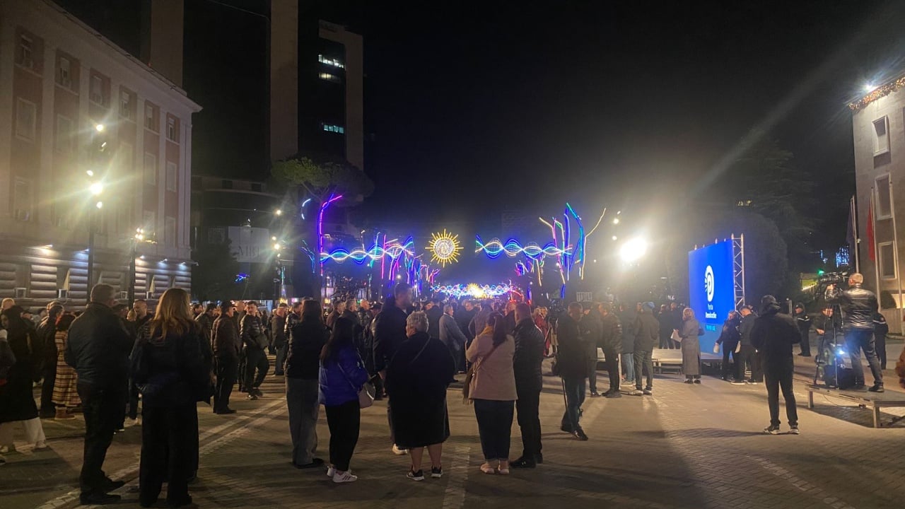 Nis  foltorja  e Sali Berishës  vetëm dhjetëra protestues në shesh