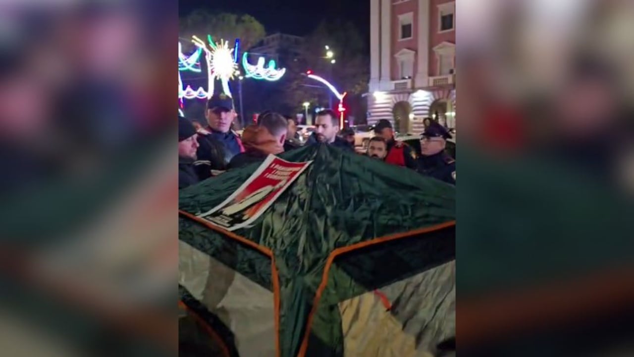 Video  Përplasje mes policisë dhe Adriatik Lapajt  hiqen tendat e vendosura nga protestuesit përpara Kryeministrisë
