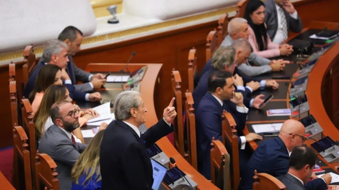 thone-se-bene-gabim-qe-hodhen-firmat-po-pse-akademiku-fuga-per-avokatin-e-popullit-ishin-te-dehur-te-droguar-kane-marre-leke-duket-fare-qarte-se