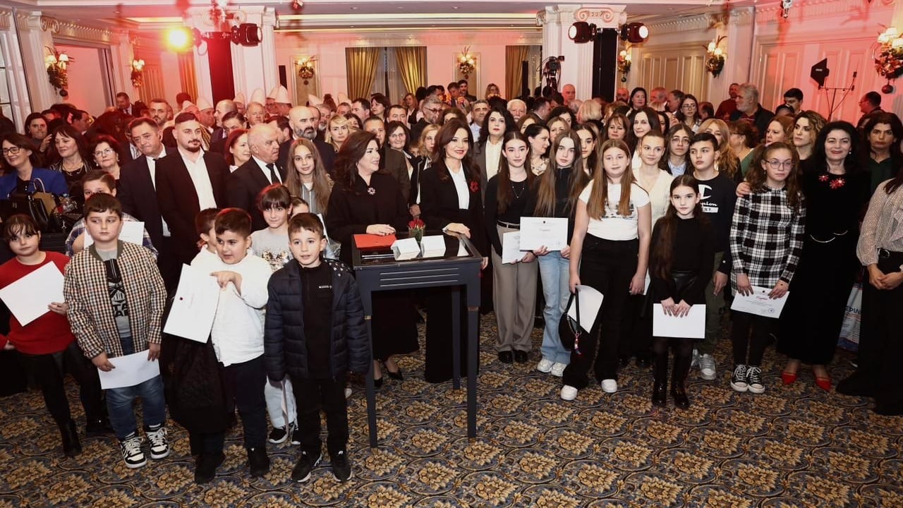 Spiropali me komunitetin shqiptar në Greqi  Ku ka shqiptarë  ka atdhedashuri  Të angazhuar për të arritur marrëveshjen për Pensionet