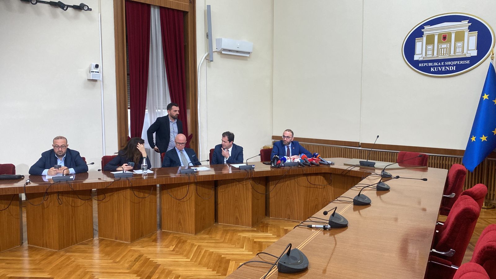  Kolegët po fshihen   Deputetët e PD zënë vendet në Këshillin e Mandateve për kërkesën e SPAK për Ballukun  PS nuk paraqitet  Manja  Do shkoj te votuesit