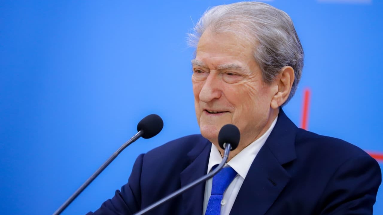 Protesta në Vlorë për mungesën e ujit  Berisha përshëndet qytetarët  Ua zunë galanë në fyt zyrtarëve makutë