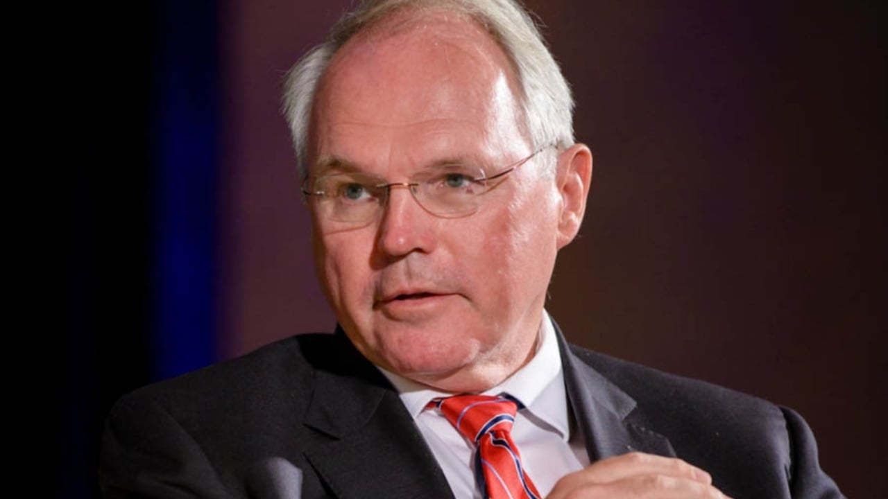 Hill  misionari i tranzicionit shqiptar  Në  Exclusive   rrëfehet diplomati amerikan që ishte dëshmitar i rënies së  murit shqiptar 