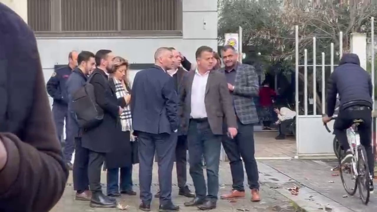 Protesta e opozitës  Molotovë drejt Kryeministrisë  jepen sot masat e sigurisë për protestuesit  prezentë deputetët e PD