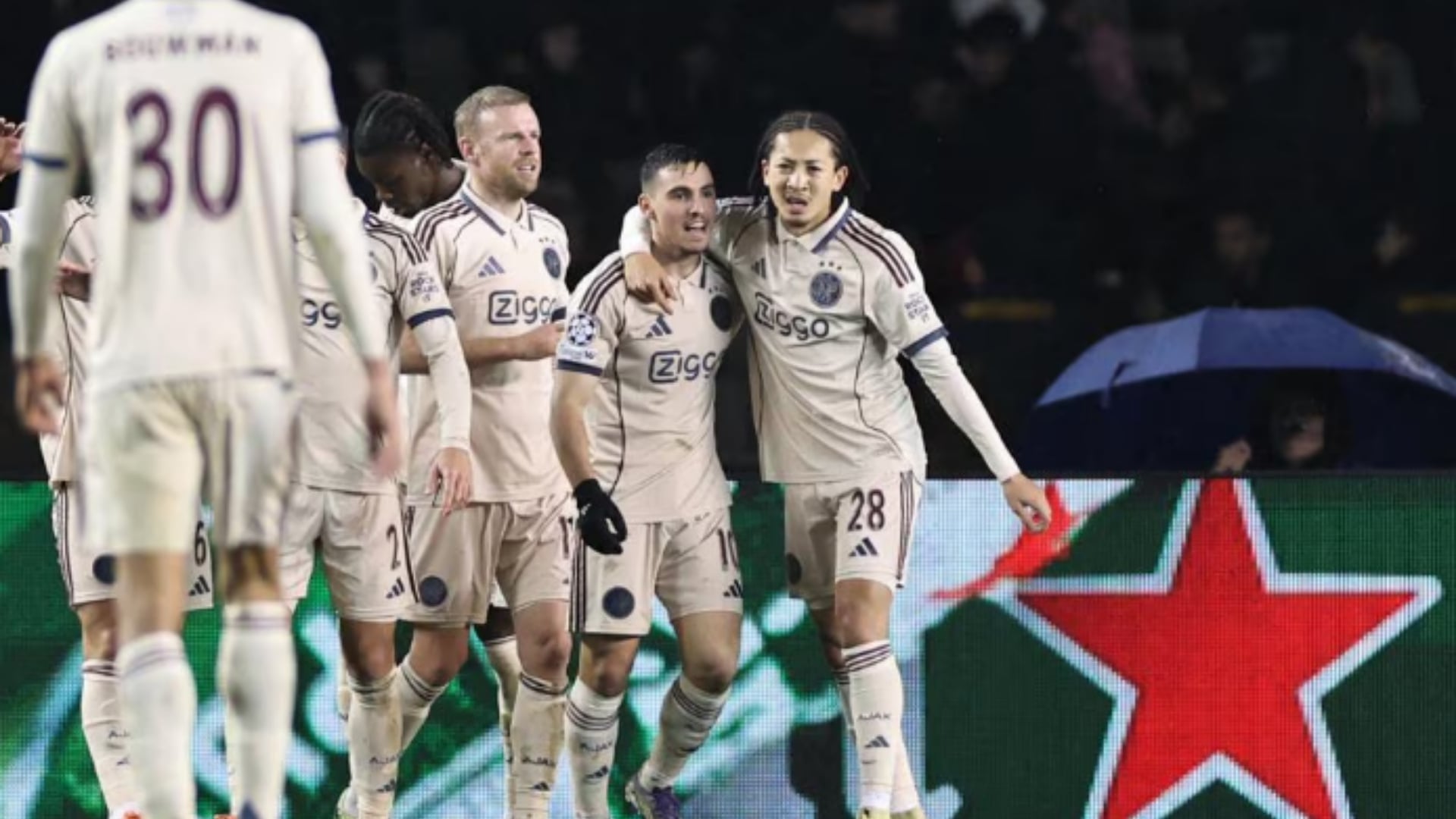 Champions League  Zhblloket Ajax   Harkëtarët  marrin 3 pikët e para