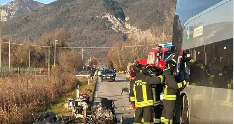 Aksident në Itali  Makina përplaset me autobusin  vdes shoferi  plagosen disa studentë
