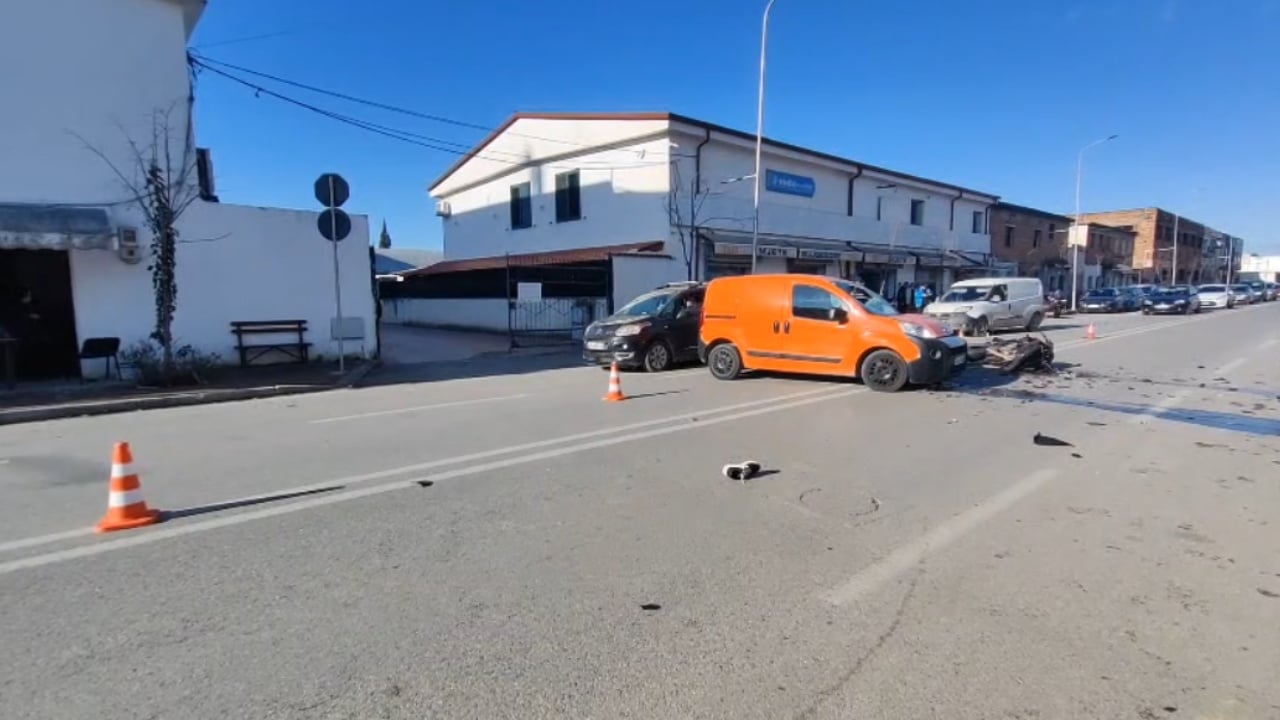 Emri  Aksident në Lushnjë  makina përplaset me motorin  plagoset rëndë një nga shoferët