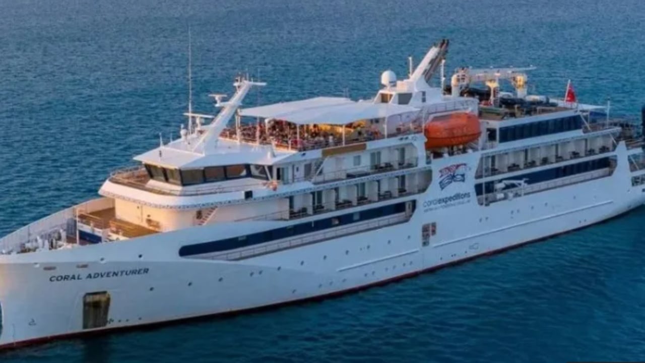 Anija turistike u përplas me një shkëmb nënujor duke lënë 80 turistë të bllokuar  nisin përpjekjet për kthimin e tyre me aeroplan në Australi