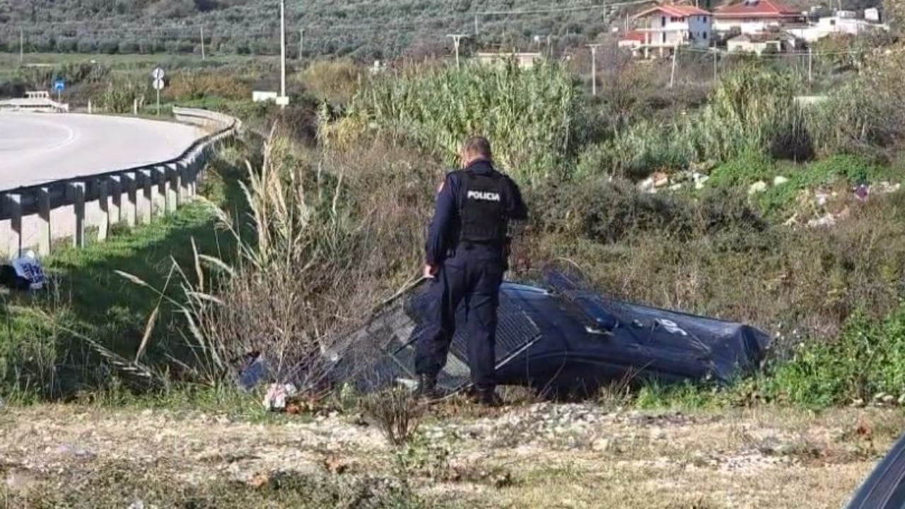 Aksident në Fier  Furgoni i policisë përplaset me  Mercedezin  dhe përfundon në kanal  efektivët dërgohen me urgjencë në spital