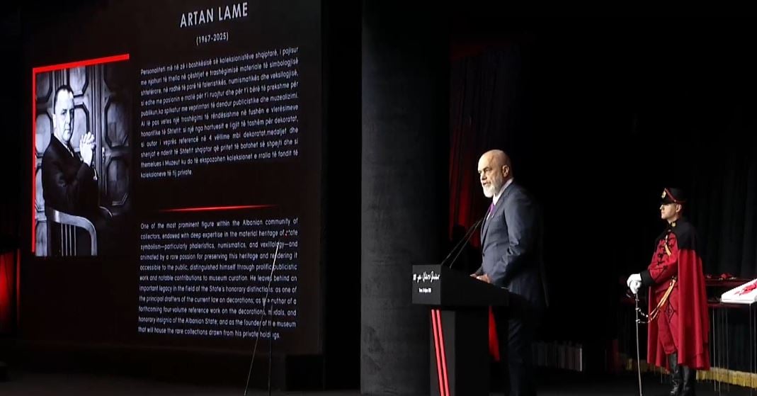 100 vjetori i urdhrit të Skënderbeut  Rama i dorëzon dy medaljonet e para familjarëve të Artan Lames dhe Filip Rrumbullakut