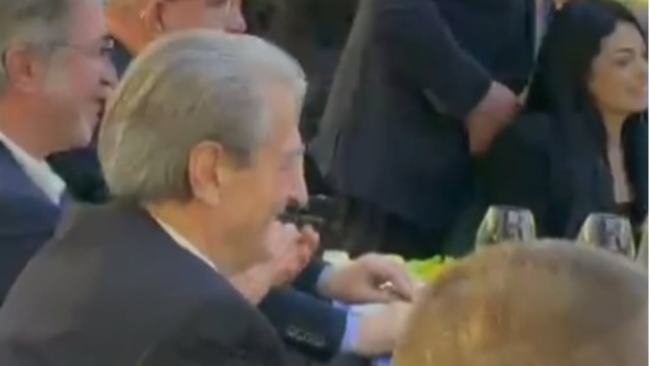 Video  Këngë e valle për Berishën  simpatizantët e PD e  djegin  para liderit demokrat në Elbasan