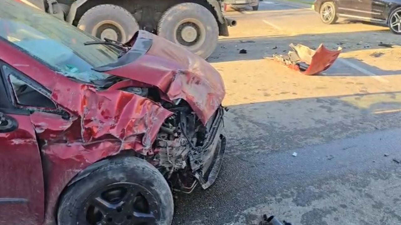 Kamioni përplaset me automjetin në Durrës  raportohet për dëme materiale  nuk ka të lënduar