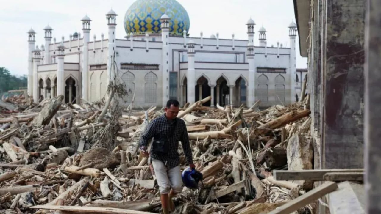 bilanc-i-rende-viktimash-dhe-demesh-ne-indonezi-deri-me-tani-900-jete-te-humbura-qindra-rezultojne-te-zhdukur