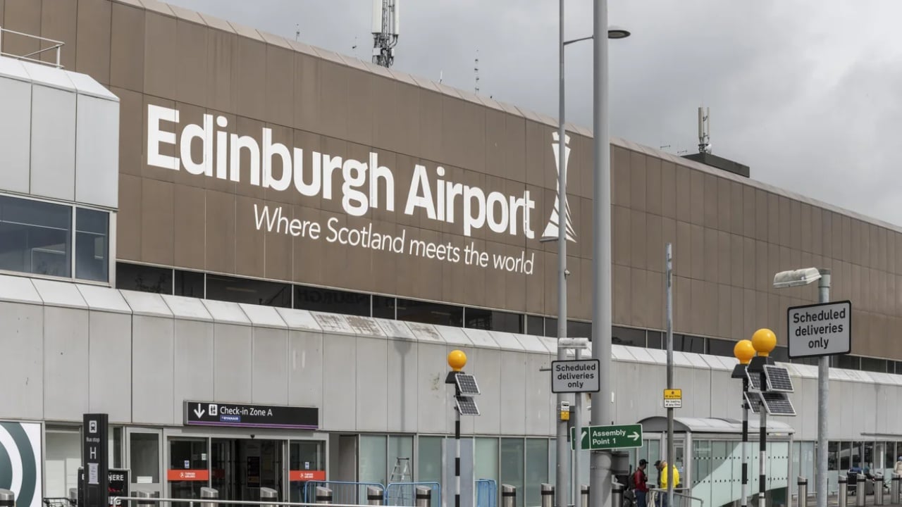 Aeroporti i Edinburgut në Skoci pezullon fluturimet  shkak defektet në teknologjinë e informacionit