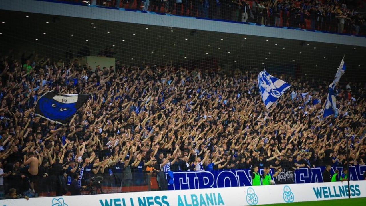 derbi-me-i-madh-i-futbollit-shqiptare-braktiset-nga-tifozet-mbijetesa-objektivi-i-vetem-per-bardheblute-godet-fansat-ja-sa-bileta-jane-shitur