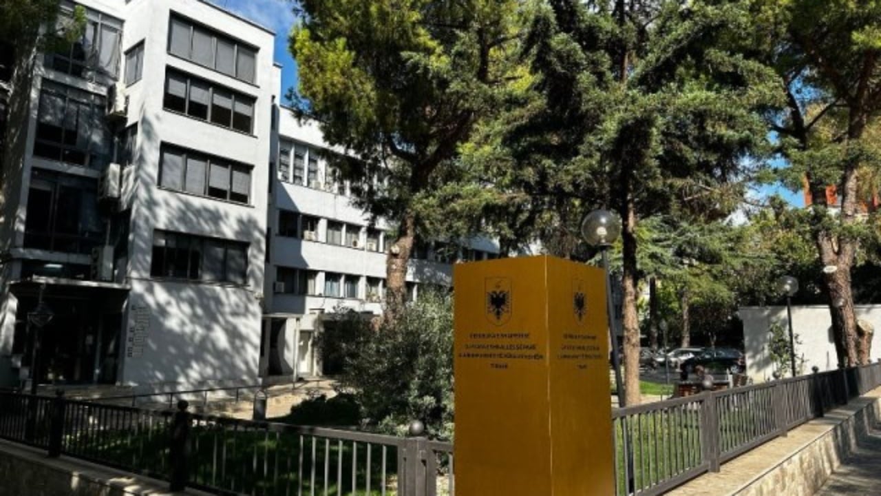 ore-ca-ka-ky-qeni-qe-flet-arrestimi-i-22-personave-te-grupit-kriminal-ne-tirane-qe-shperndante-kokaine-si-rane-ne-kurthin-e-policeve-te-infiltruar-dosja