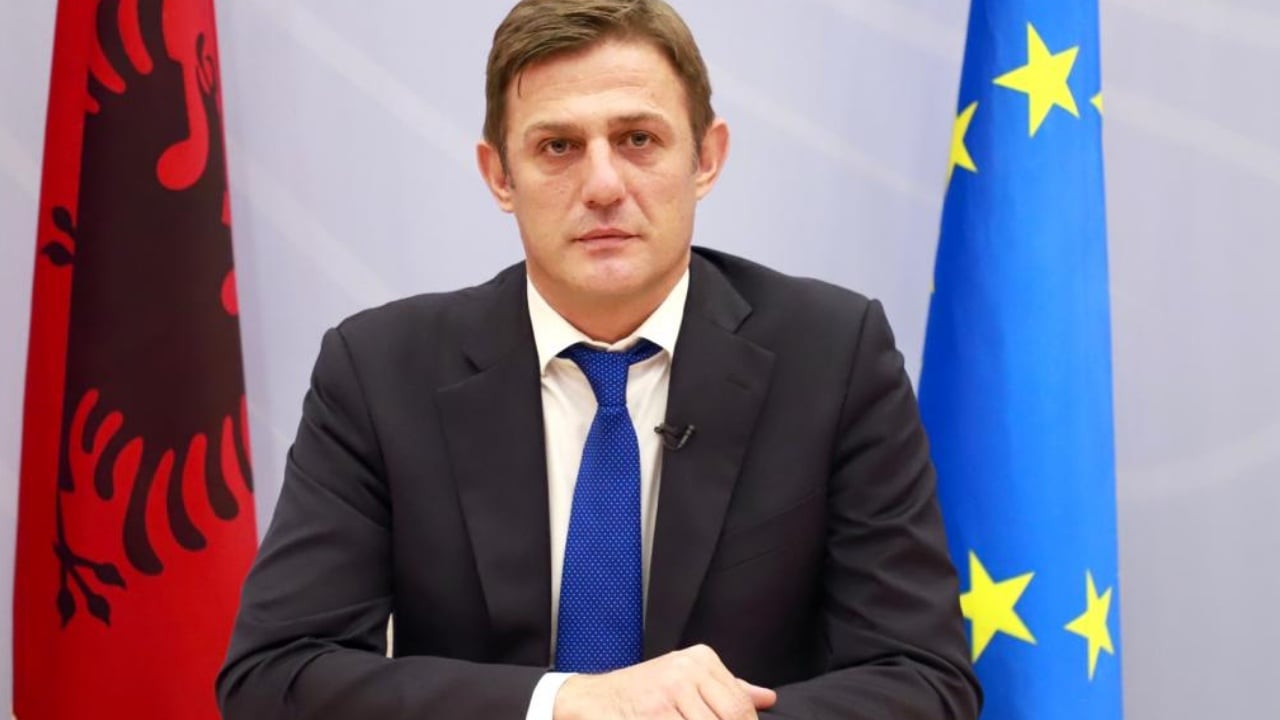 paraardhesi-i-tij-u-shkarkua-pas-fotos-me-cigare-ne-restorant-lirohet-nga-detyra-edhe-zevendesministri-i-brendshem-julian-hodaj