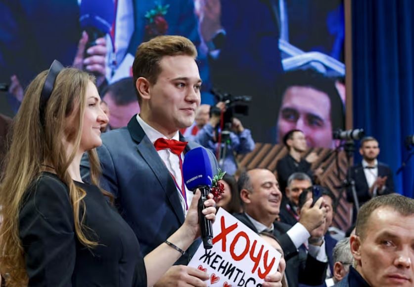  Olga  martohu me mua    gazetari ndërpret konferencën për shtyp të Putinit dhe e fton atë në dasmë