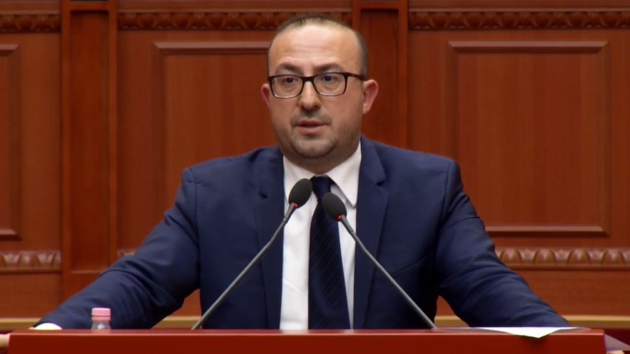  Lushnja qelbet era p rdhë   Korreshi ngre tonet në Kuvend  Jeni 4 deputetë e një ministër dhe nuk po i çoni asnjë lek