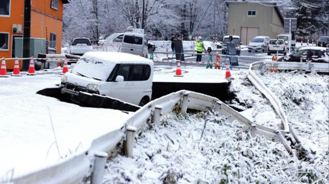 Të paktën 30 të plagosur pas tërmetit të fuqishëm me magnitudë 7 6 dhe cunamit në Japoni