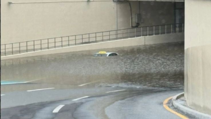 Imazhe të pabesueshme nga moti i keq në Dubai dhe Abu Dhabi  Rrugë të përmbytura dhe makina nën ujë  probleme me transportin dhe infrastrukturën