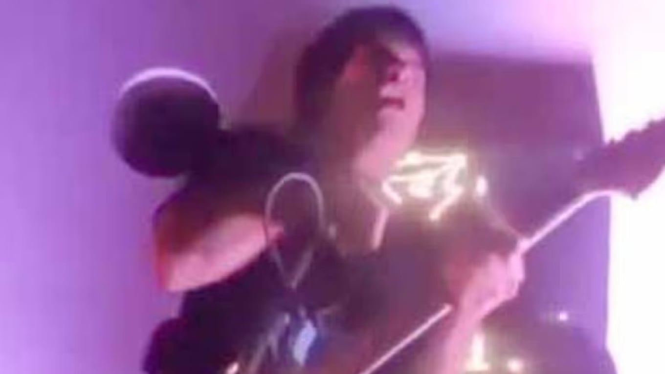 momente-tmerri-ne-nje-bar-ne-peru-kengetari-goditet-nga-rryma-elektrike-gjate-nje-performance