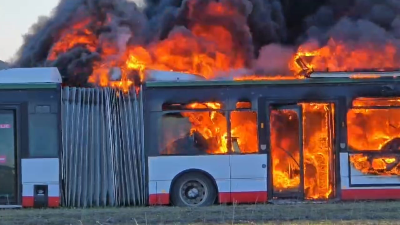 Zjarri masiv në Fllakë të Durrësit  policia njoftim zyrtar  U përfshinë nga flakët disa autobusë të vjetër