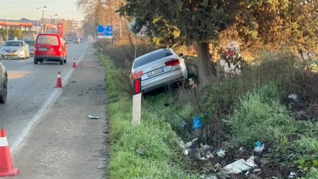 aksident-ne-aksin-fier-levan-autobusi-perplaset-me-makinen-dhe-perfundon-ne-kanal