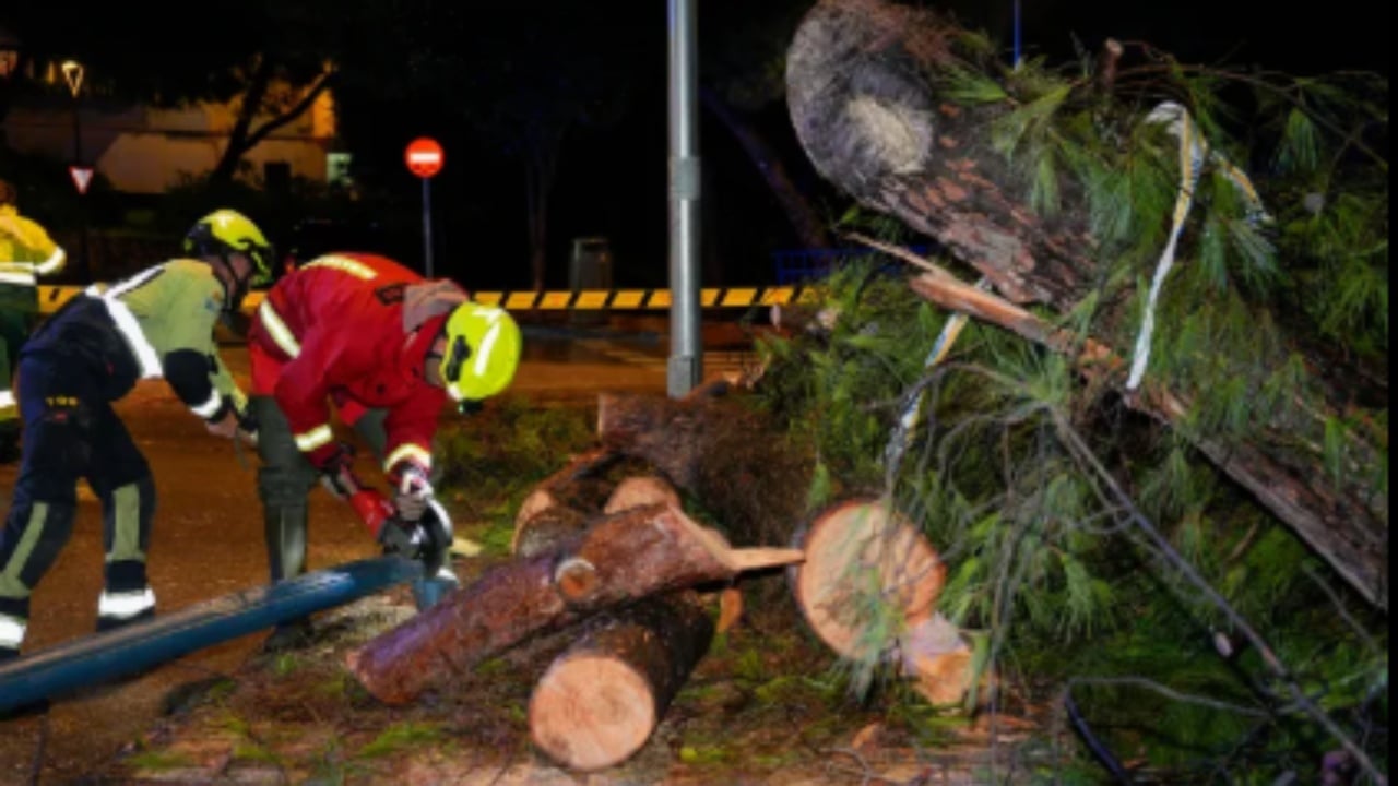 Spanja në kaos nga përmbytjet  Reshjet e dendura të shiut izolojnë qytetarët në shtëpi  alarm i kuq për përkeqësimin e situatës
