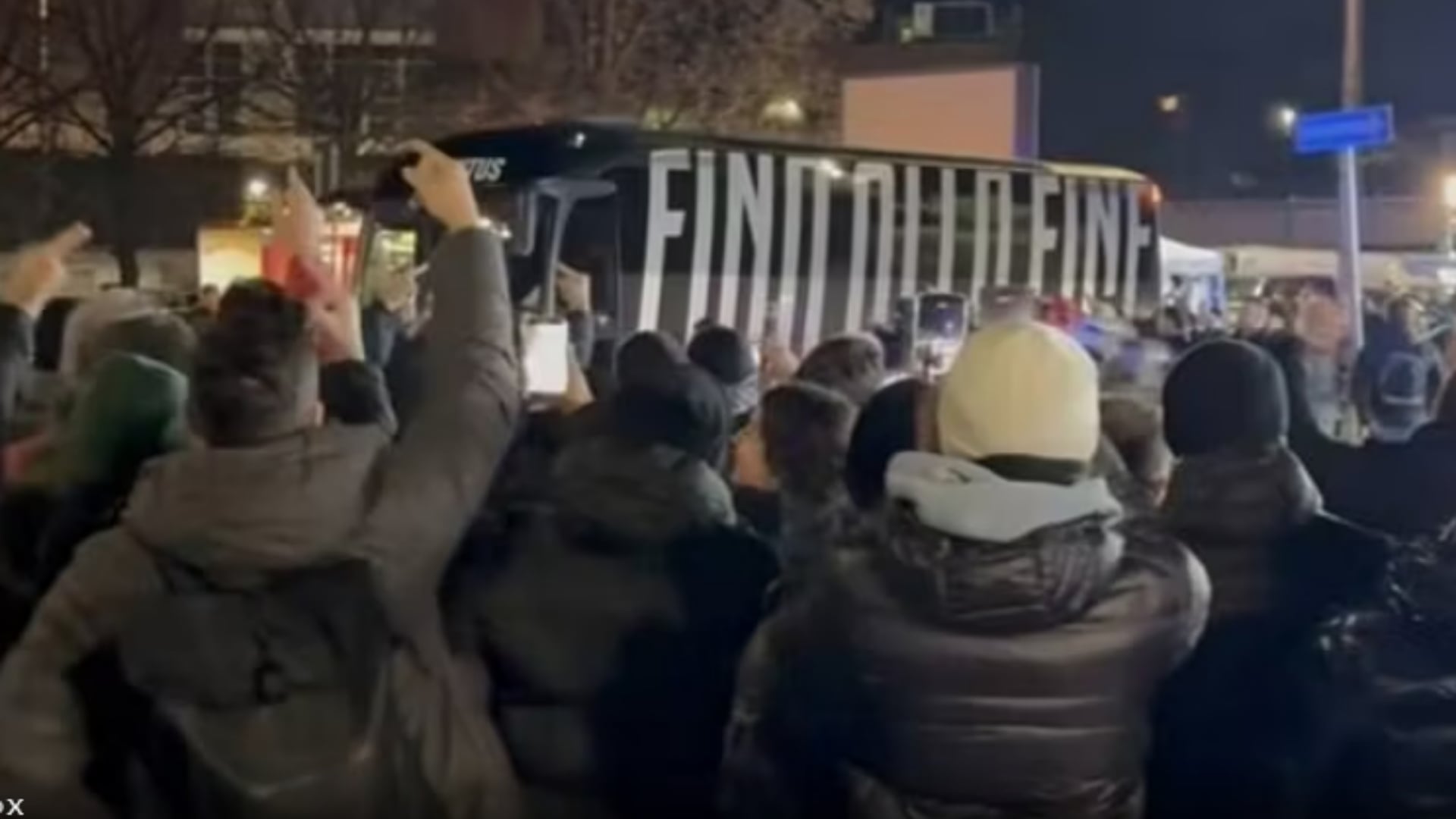 Napoli Juventus  hidhen gurë mbi autobusin bardhezi  Chiellini  Jemi mësuar edhe me episode më të rënda se kjo