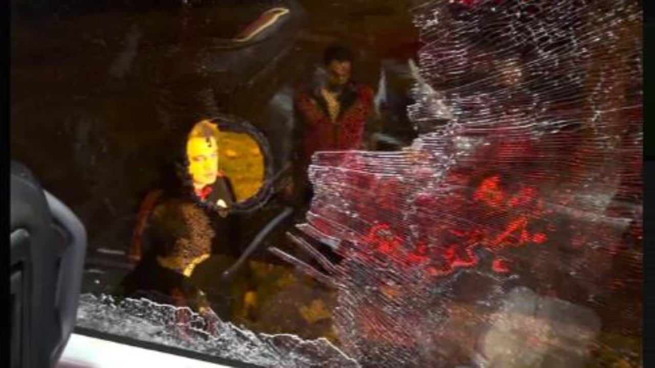 VIDEO   Skandal në Turqi  huliganët sulmojnë me gurë dhe shkatërrojnë autobusin e Galatasaray t