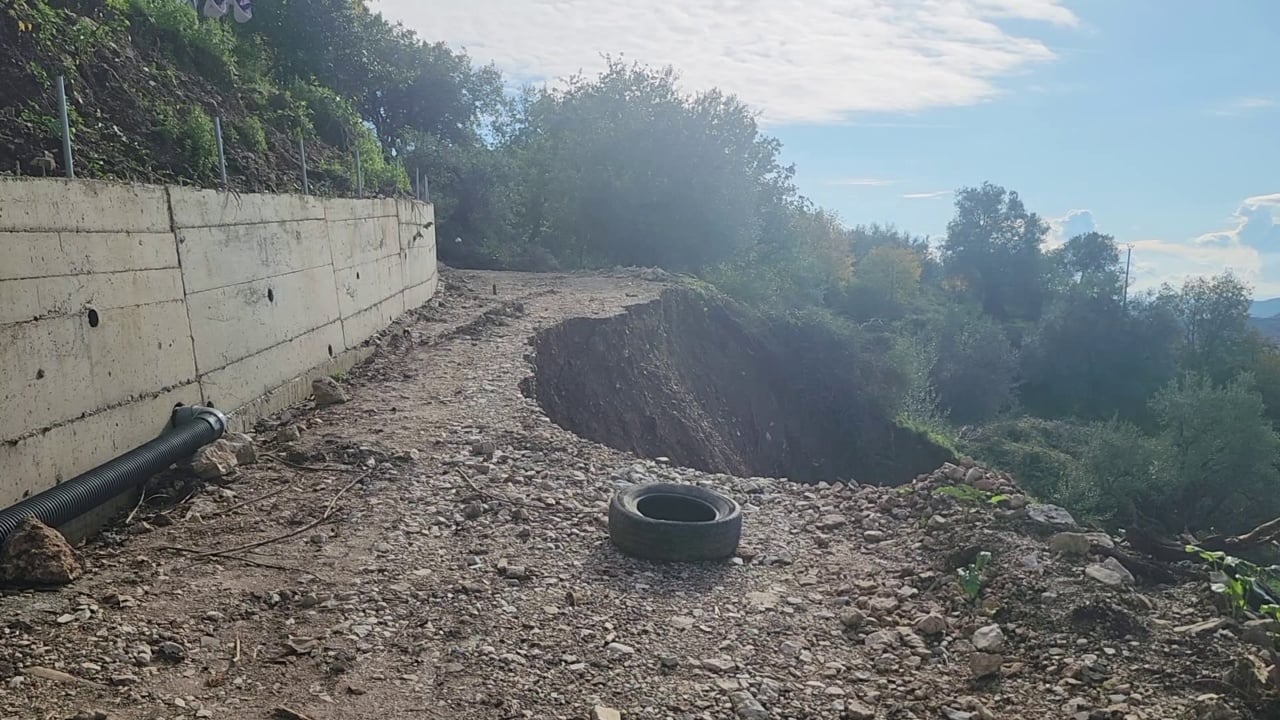 120-familje-te-izoluara-ne-delvine-rreshqitje-dherash-ne-vllahat-banoret-detyrohen-te-mbajne-prodhimet-ne-krah