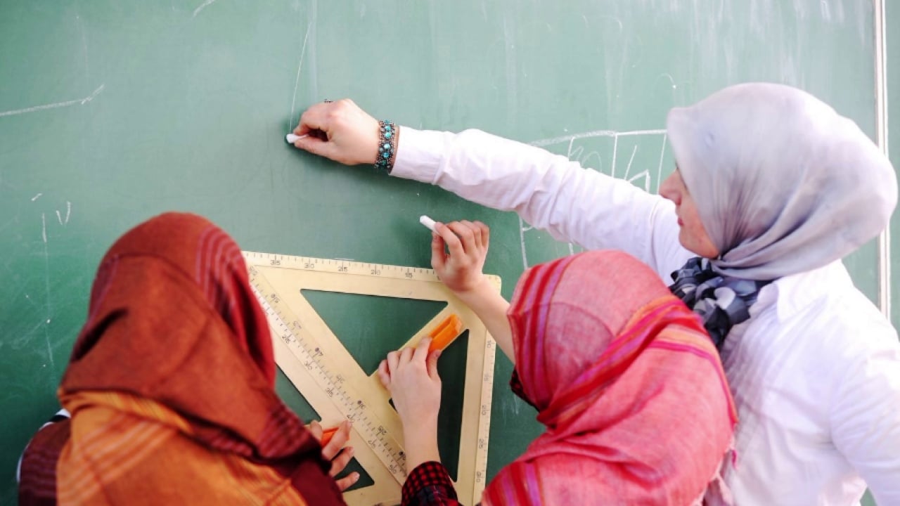 Austria ndalon shaminë e kokës për vajzat nën 14 vjeç  Kush refuzon  gjobë ose burg