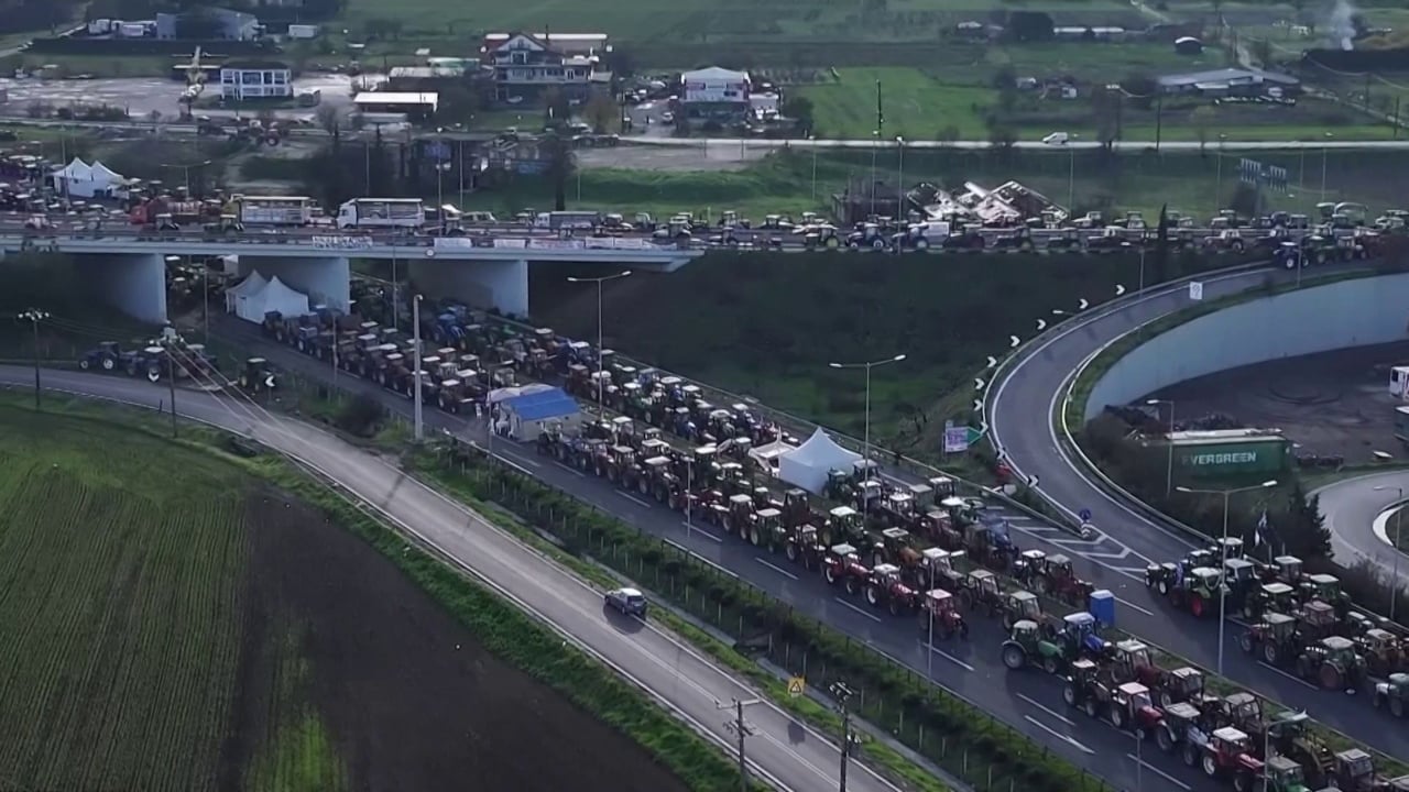 protesta-e-fermereve-greke-bllokojne-rruget-qe-lidhin-greqine-me-shqiperine-duan-uljen-e-kostove-te-prodhimit