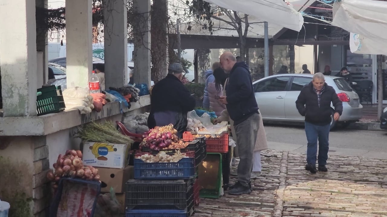 Perimet shiten në rrugë  në Gjirokastër nuk ka një treg të mirëfilltë për prodhimet bujqësore