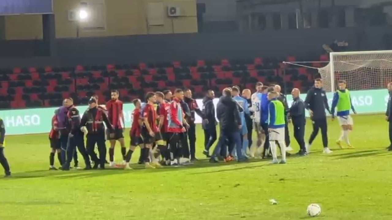 Skandal në Vlorë  tifozët futen në fushë  pretendohet goditja ndaj autorit të golit të Teutës  Muço Boçi aktualisht rezultati u barazua 1 1