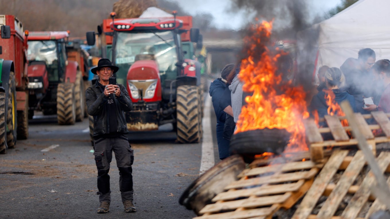 Bllokadë nga fermerët francezë kundër marrëveshjes BE Mercosur  Parisi dhe Roma duan shtyrjen e votimit