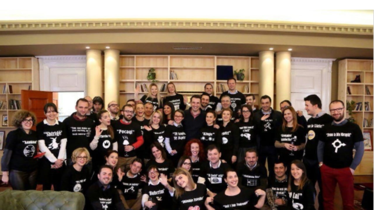 foto-shtriju-tek-dera-derisa-te-mbarosh-pune-urimi-i-vecante-i-anuela-ristanit-per-36-vjetorin-e-lindjes-se-kryebashkiakut-veliaj