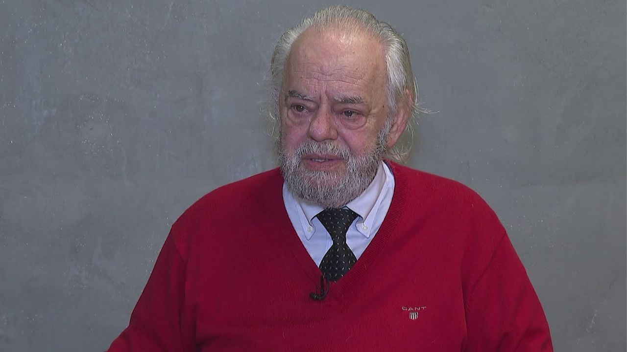  Te  Lulëkuqe mbi mure   Kadri Roshi u rrëzua 9 herë nga shkallët   Kliti kujton babanë në 102 vjetorin e lindjes  Artistë si ai nuk janë respektuar sikurse duhet 