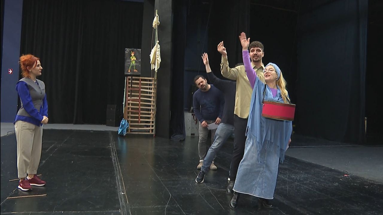  24 orë nga jeta e një votuesi   shfaqja satirike e Driada Dervishit në Teatrit Kombëtar thumbon realitetin shqiptar