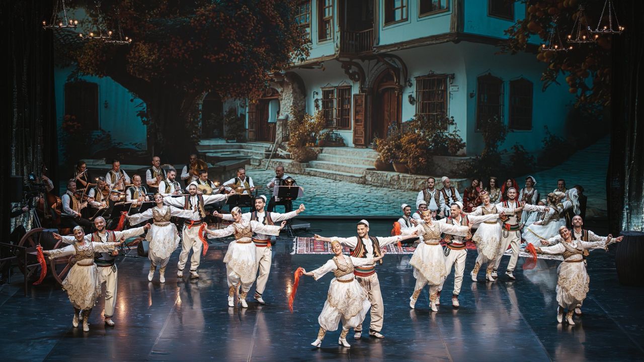  Ku ka si Tirona   shfaqja e Ansamblit sjell tingujt  folklorin dhe traditat e kryeqytetit