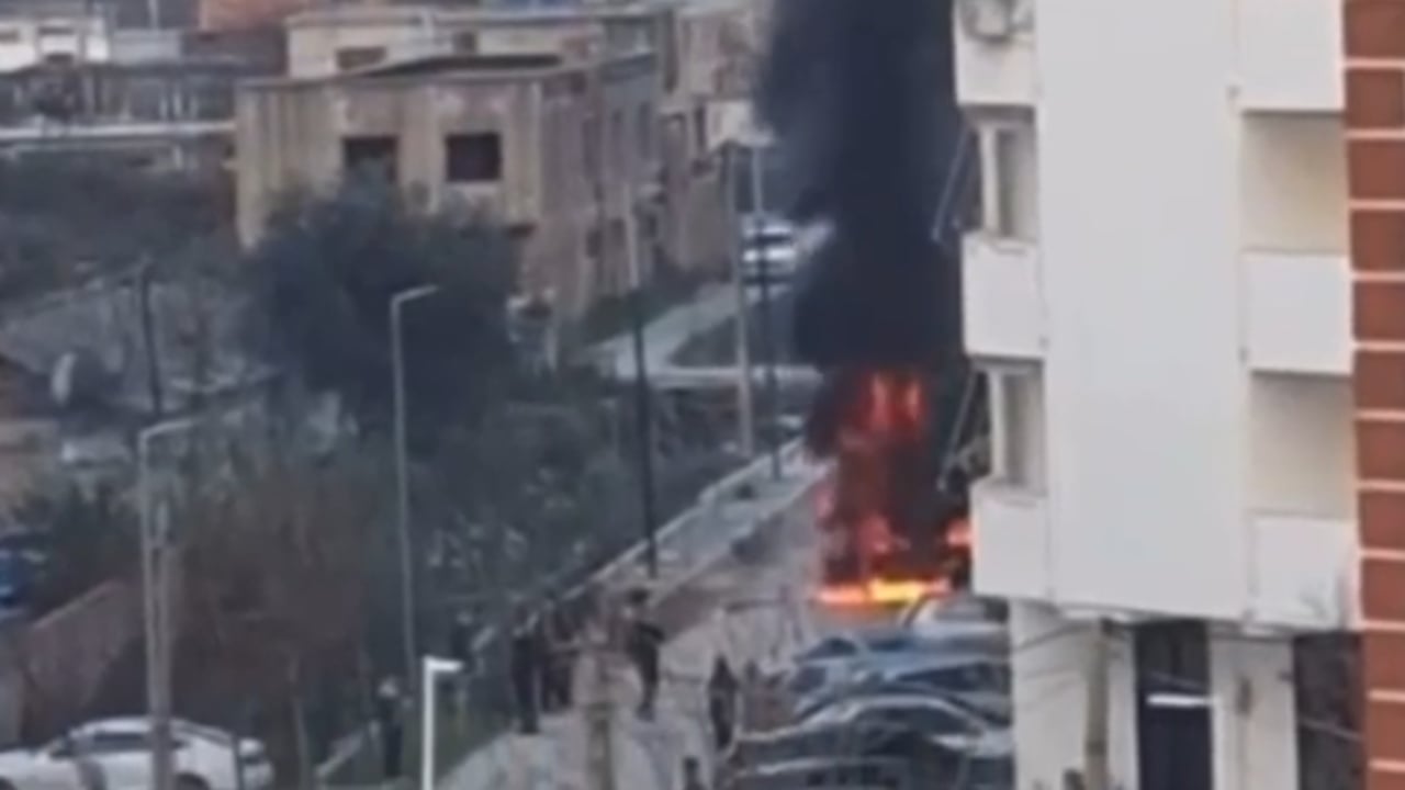 Po punonte për pastrimin e kanalit të ujërave  përfshihet papritur nga flakët skrepi në Vlorë  nuk raportohet për të lënduar