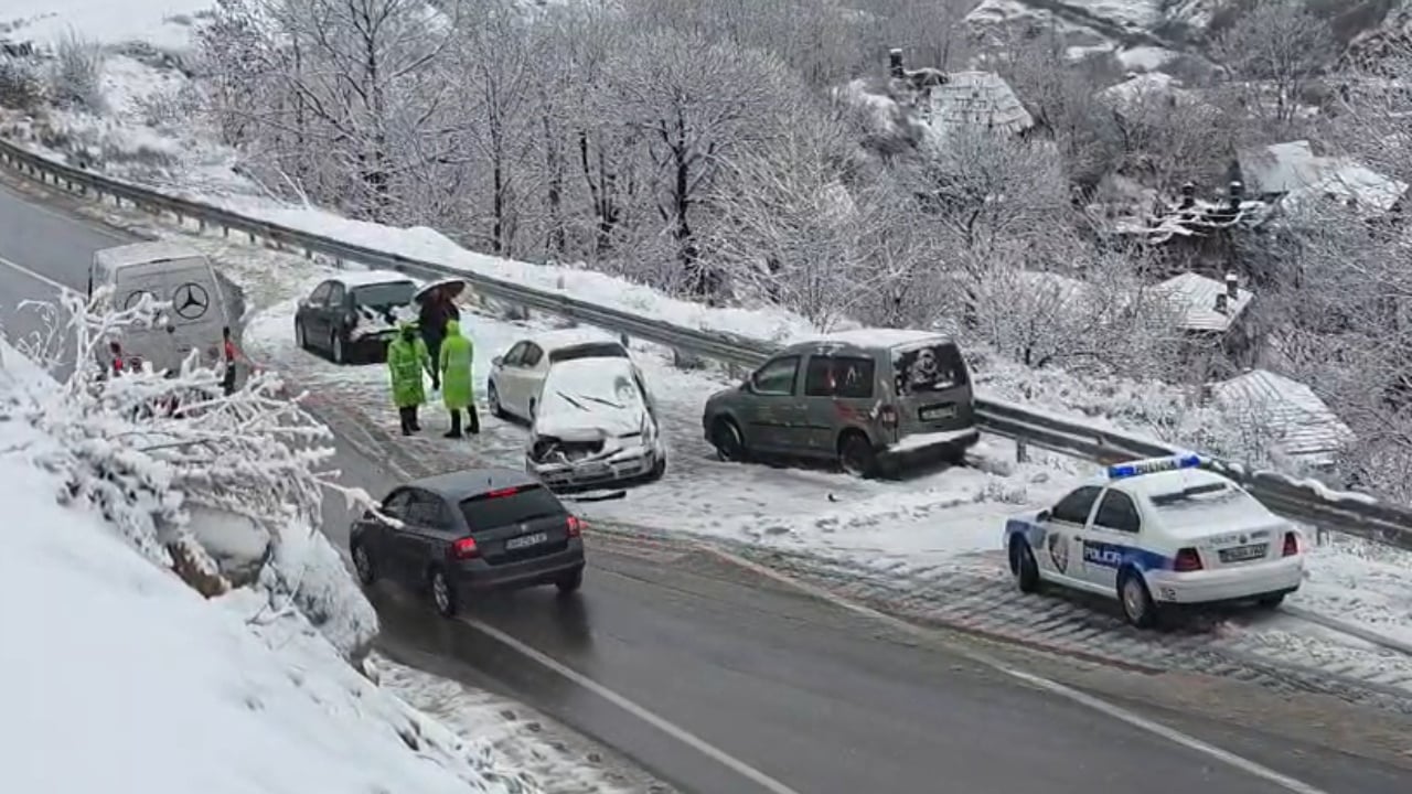 aksident-ne-afersi-te-tunelit-te-murrizit-borepastruesja-perplas-tre-automjete