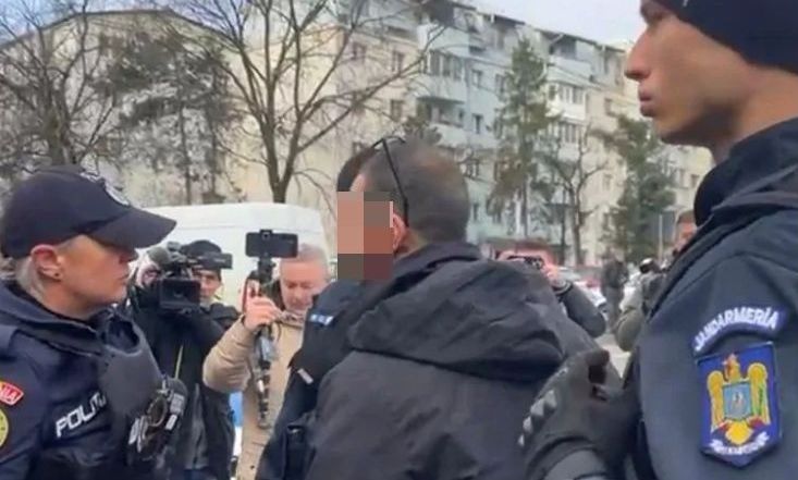 Momente tensioni në Rumani  tifozi i PAOK thyen kamerën e gazetarit para spitalit ku po trajtohen tre të plagosurit