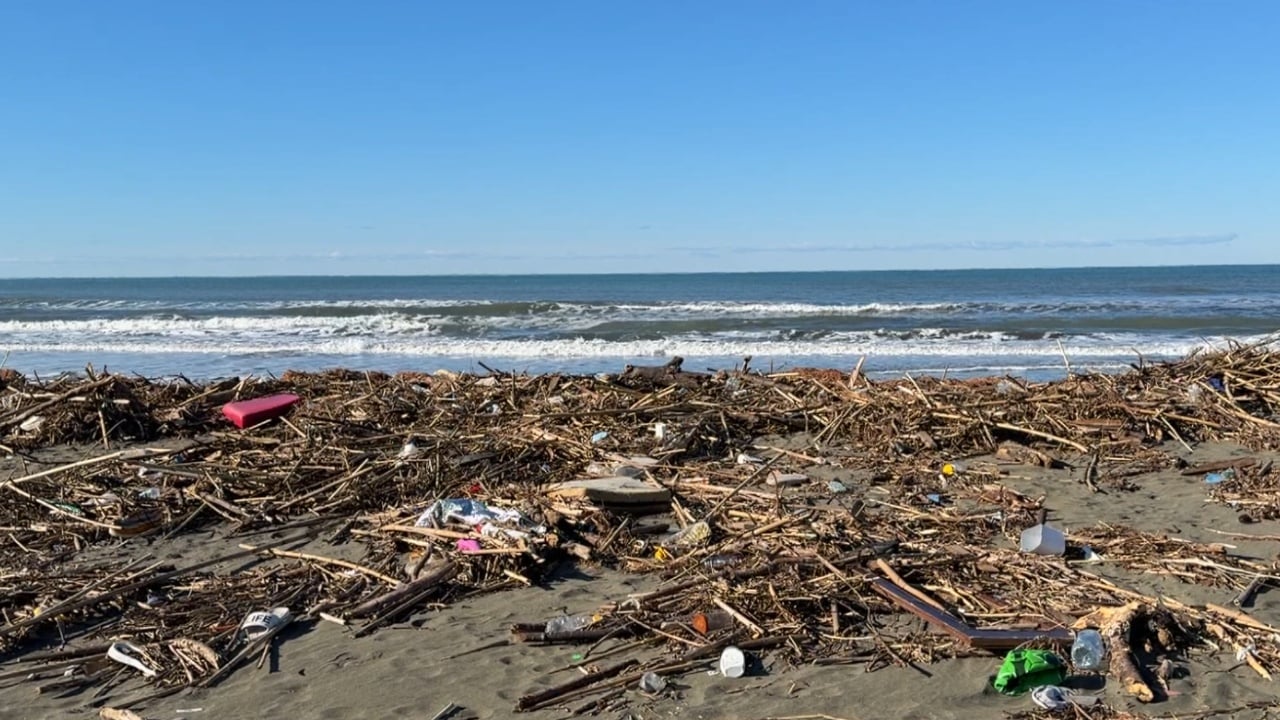 Bregdeti në Lezhë i ndotur  Pas përmbytjeve  hakmerret  deti  mbulon me inerte dhe plastikë plazhin e Tales